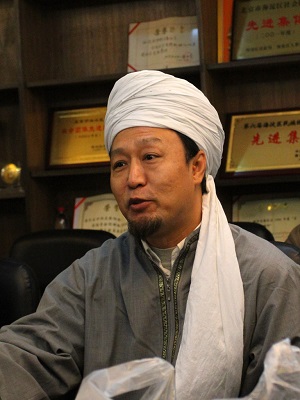 1987 年毕业于北京市伊斯兰教经学院,现任海淀清真寺阿訇,海淀区